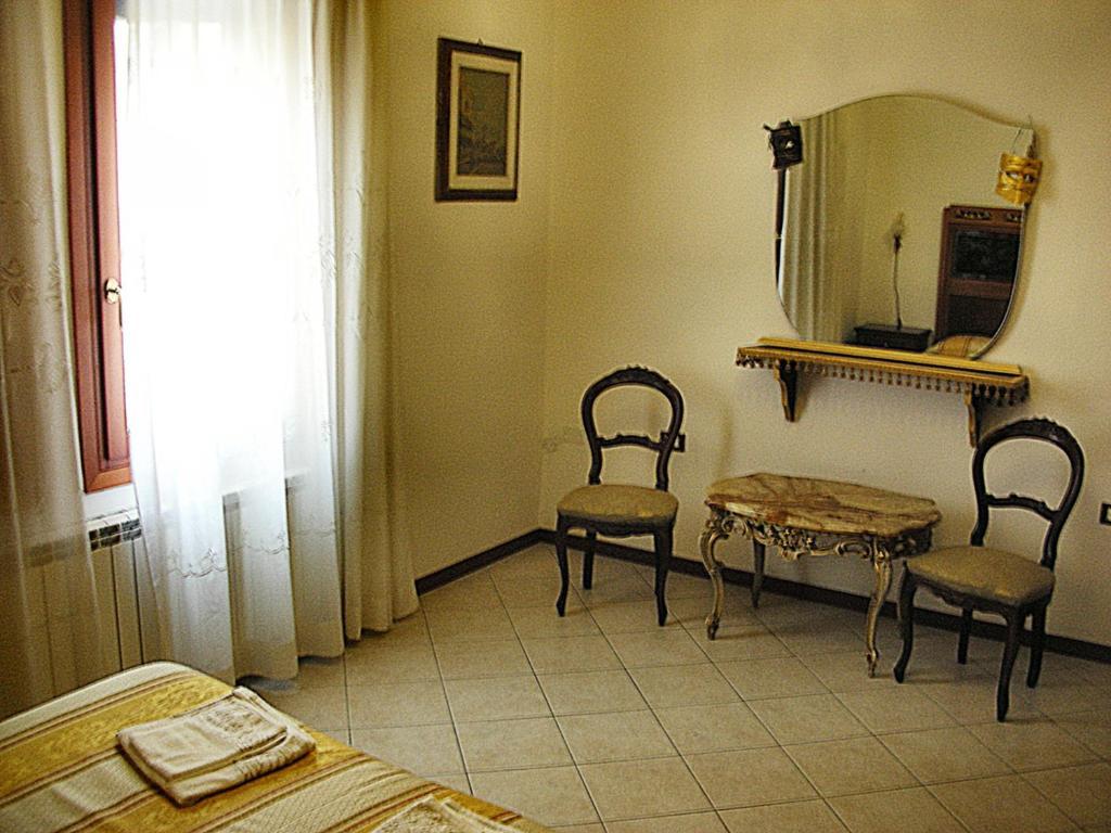 Queen House Venezia Стая снимка