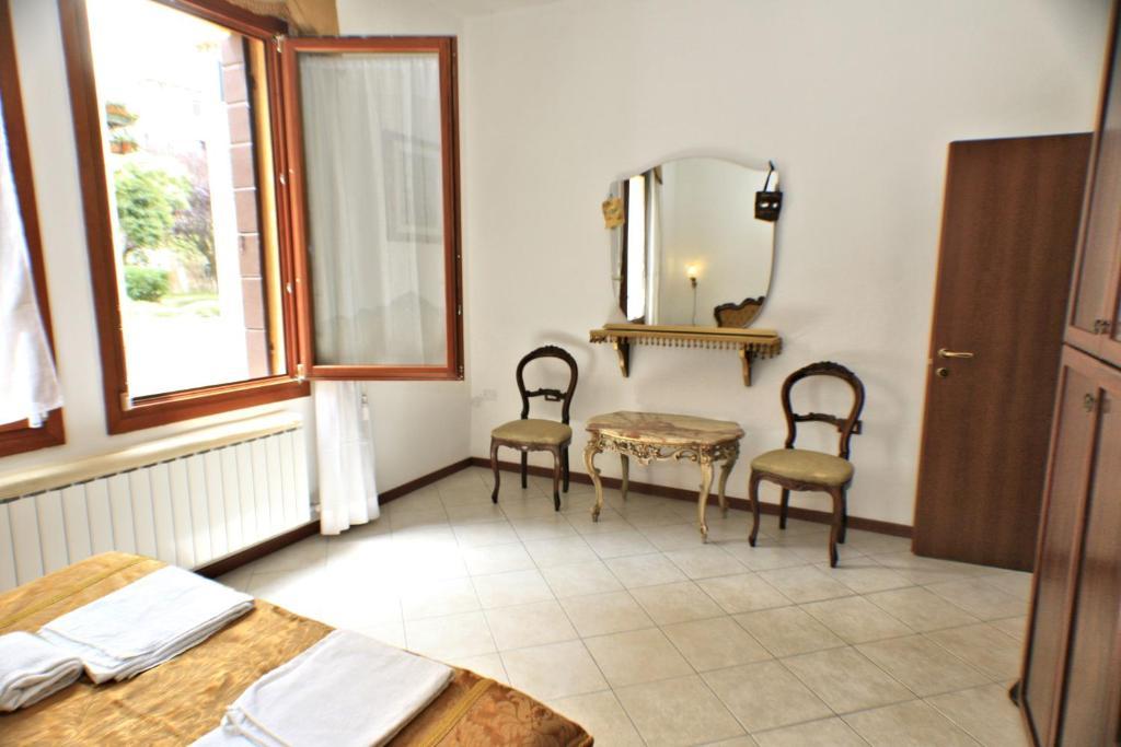 Queen House Venezia Стая снимка